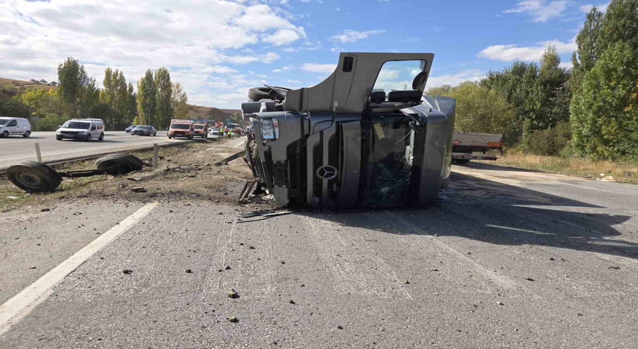 Ankarada karşı şeride geçen tır otomobile çarptı: 2si ağır 4 yaralı