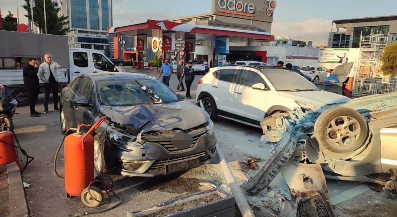 Ankarada takla atan otomobil benzinliğe uçtu