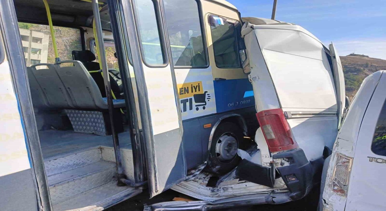 Ankarada zincirleme kazada 6 araç birbirine girdi: 6 yaralı