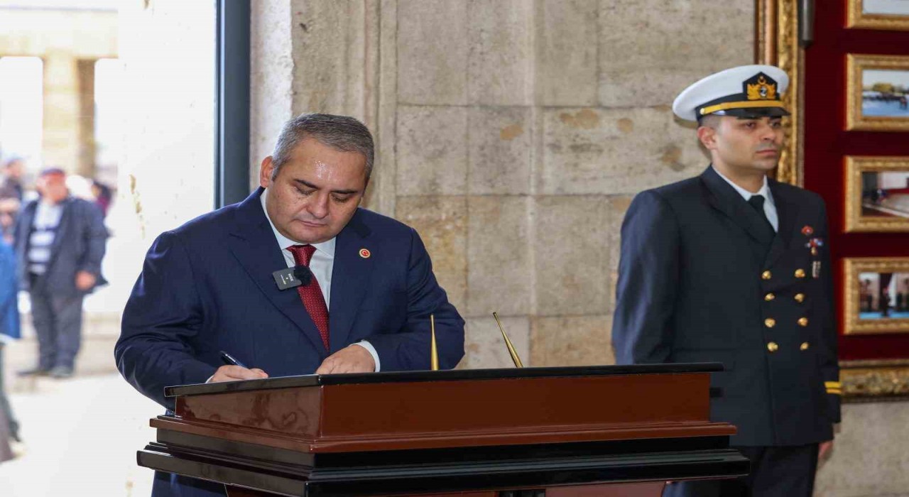 Ankaranın Başkent oluşunun 102nci yılında binlerce Keçiörenli Anıtkabiri ziyaret etti