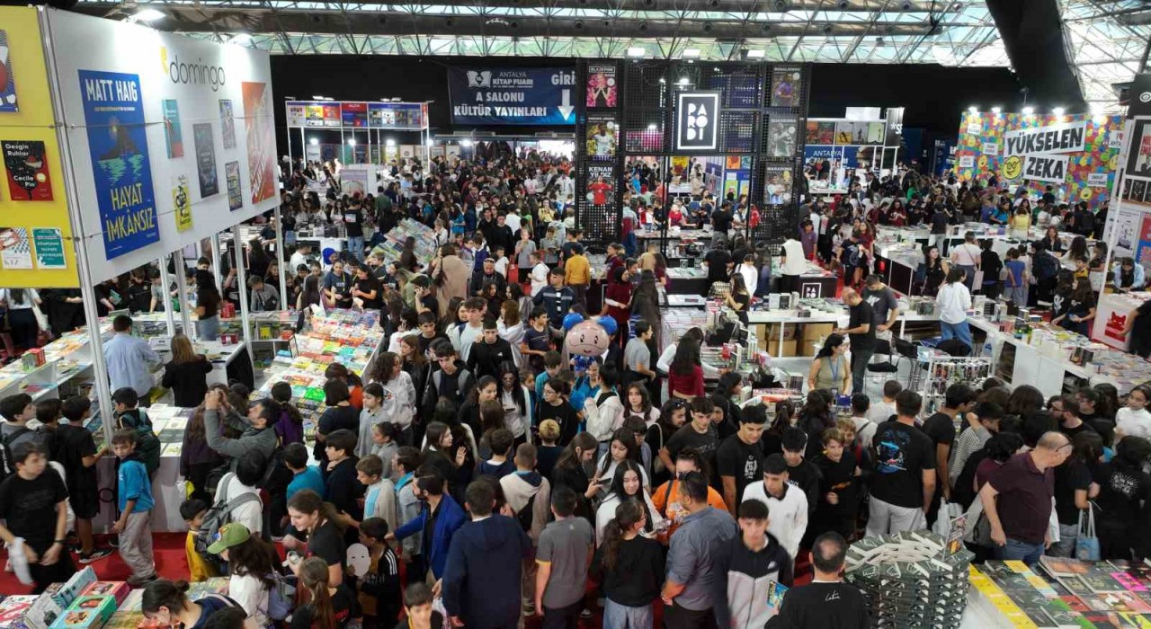 Antalya Kitap Fuarını 1 milyon 103 bin kişi ziyaret etti