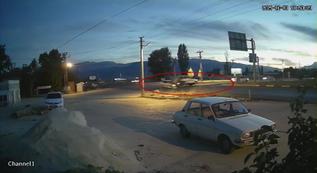 Antalyada  hafif ticari araçla otomobil çarpıştı: 4 yaralı