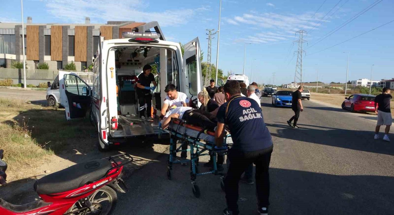 Antalyada 14 yaşındaki çocuğun kullandığı motosiklet kamyonetle çarpıştı: 1 yaralı