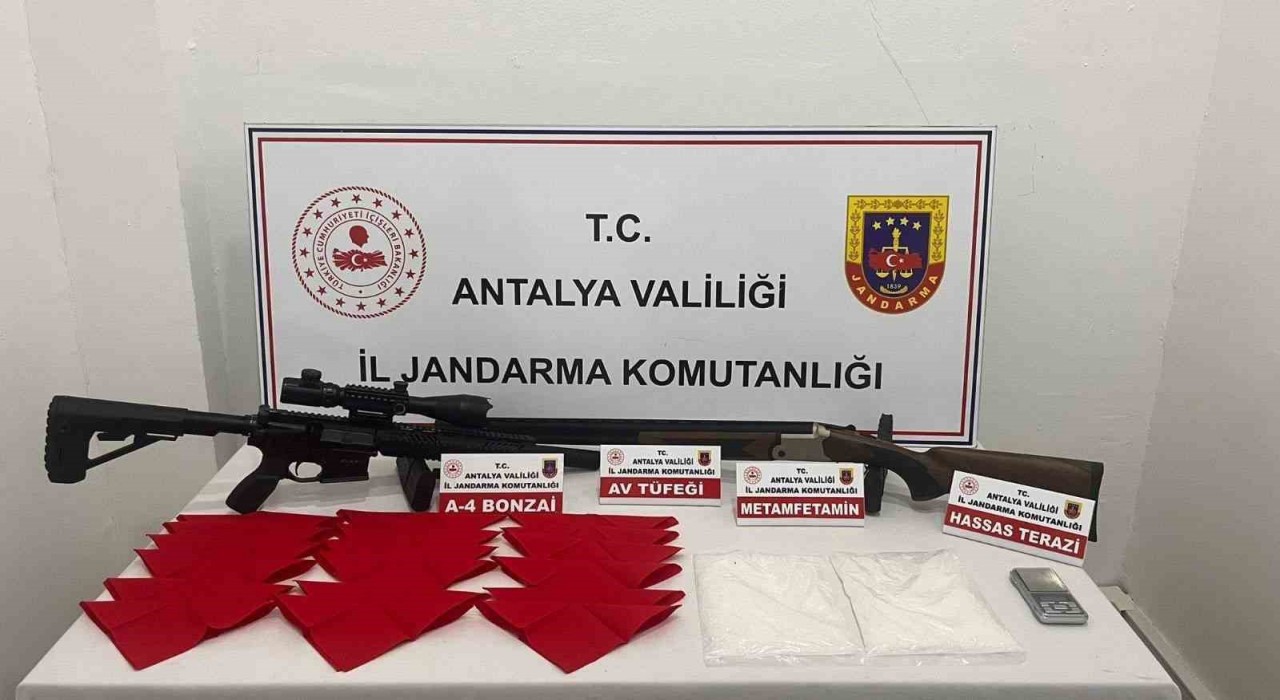 Antalyada 200 bin kullanımlık uyuşturucu madde ele geçirildi