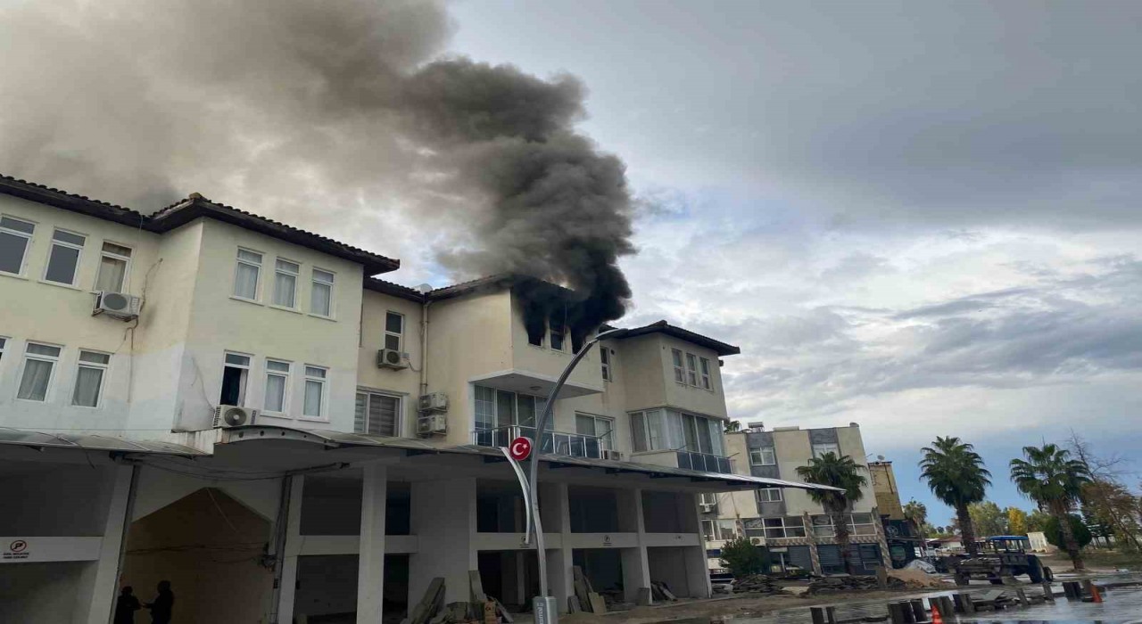 Antalyada apartman dairesi alev alev yandı