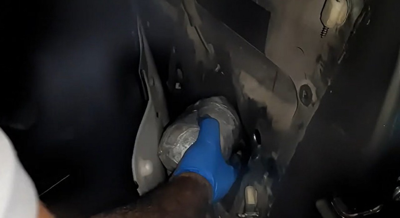 Antalyada aracın gizli bölmelerine saklanan uyuşturucu, polisin gözünden kaçmadı