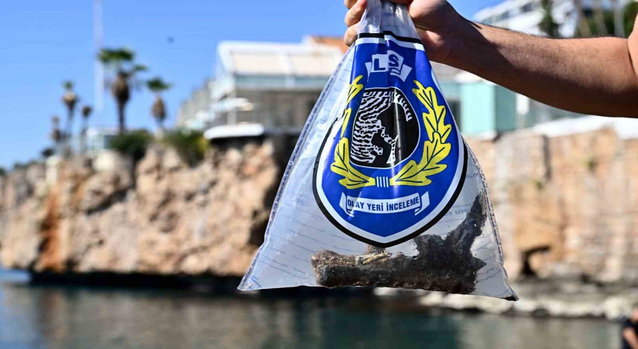 Antalyada deniz dibinden oksitlenmiş tabanca ve 2 bisiklet çıktı