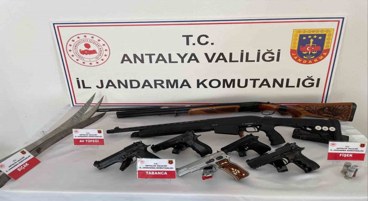 Antalyada düzenlenen operasyonda çok sayıda ruhsatsız silah ele geçirildi
