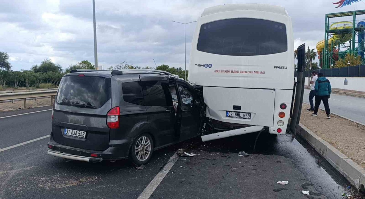 Antalyada hafif ticari araç midibüse çarptı: 1i ağır 2 yaralı