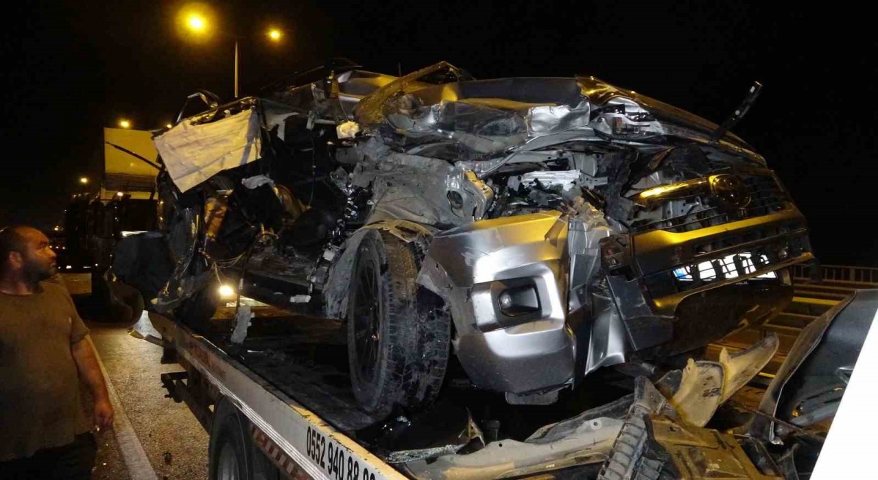 Antalyada kamyonla çarpışan pikap hurdaya döndü: 1 yaralı