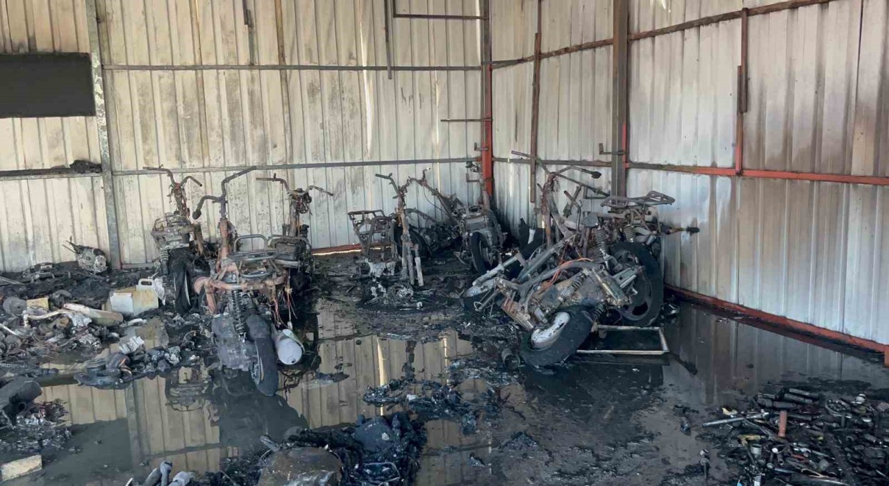 Antalyada motosiklet servisinde çıkan yangında 10un üzerinde motosiklet küle döndü