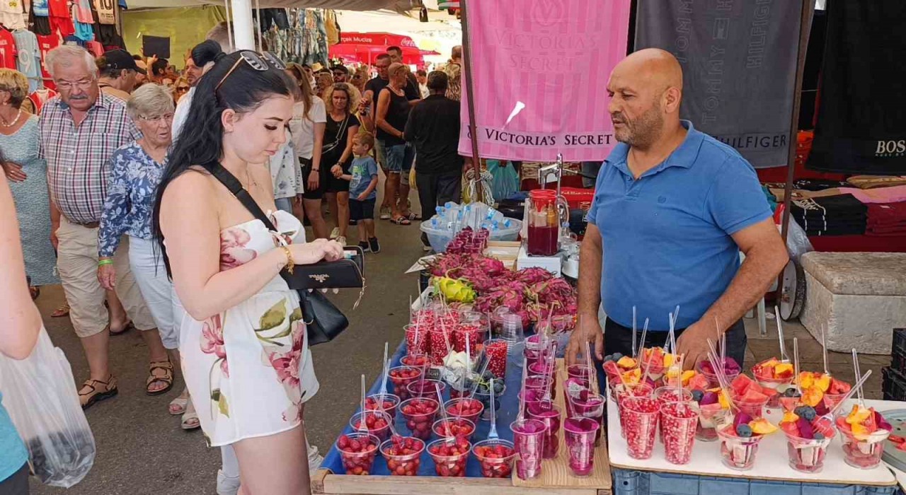 Antalyada perşembe pazarına Alman turist akını