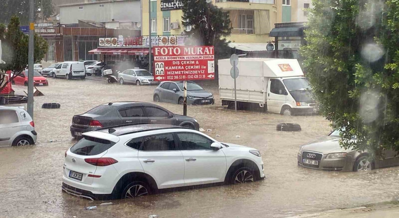 Antalyada sağanak yolları göle döndürdü, araçlar mahsur kaldı