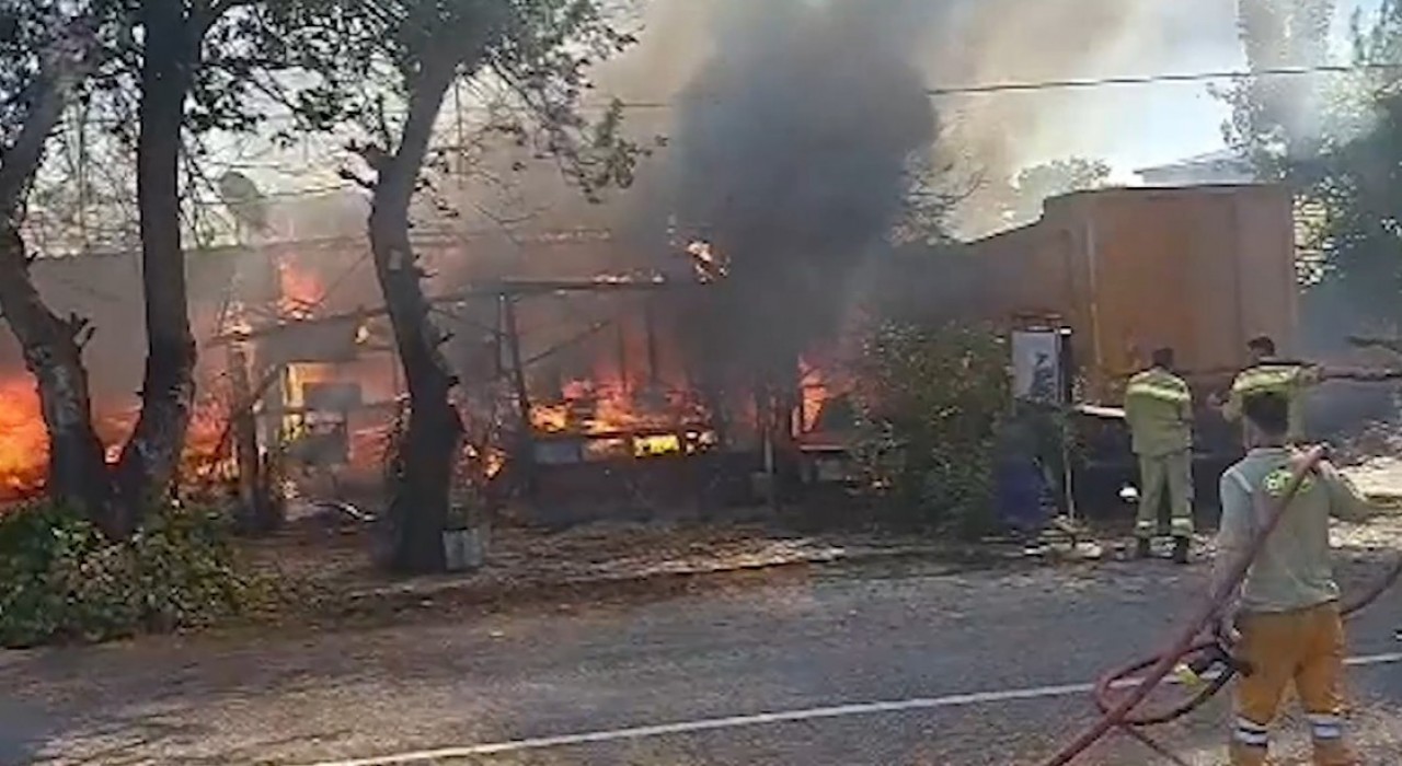 Antalyada terk edilmiş baraka alev topuna döndü