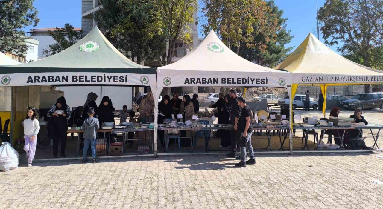 Arabanda hayırseverlerden Gazze yararına hayır çarşısı