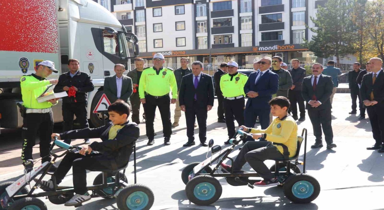 Ardahanda Mobil Eğitim TIRında ilkokul öğrencilerine eğitim