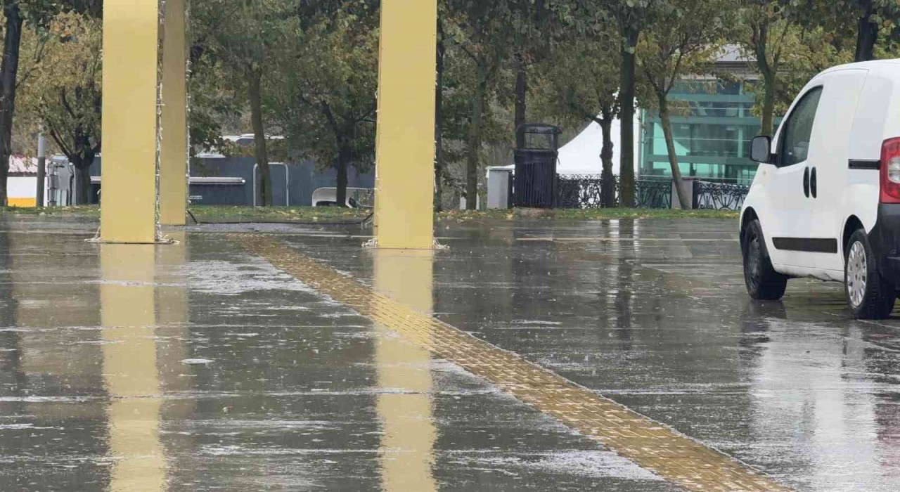Arnavutköyde aniden bastıran yağmura vatandaşlar hazırlıksız yakalandı