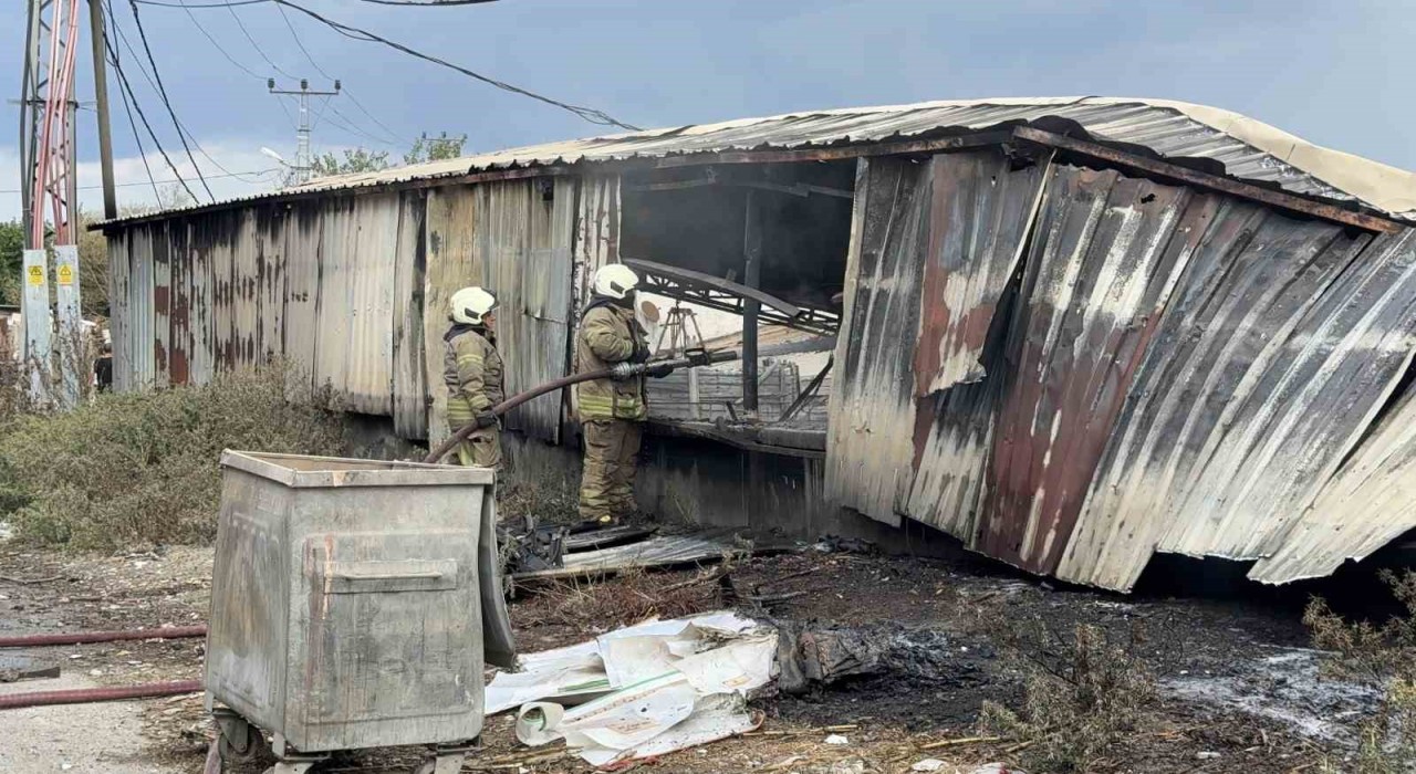 Arnavutköyde BEDAŞa ait trafodan çıkan kıvılcımlar ayakkabı deposunu küle çevirdi