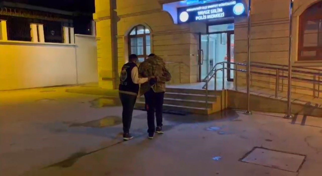 Arnavutköyde durakta genç kıza sözlü taciz kamerada: Şüpheli yakalandı