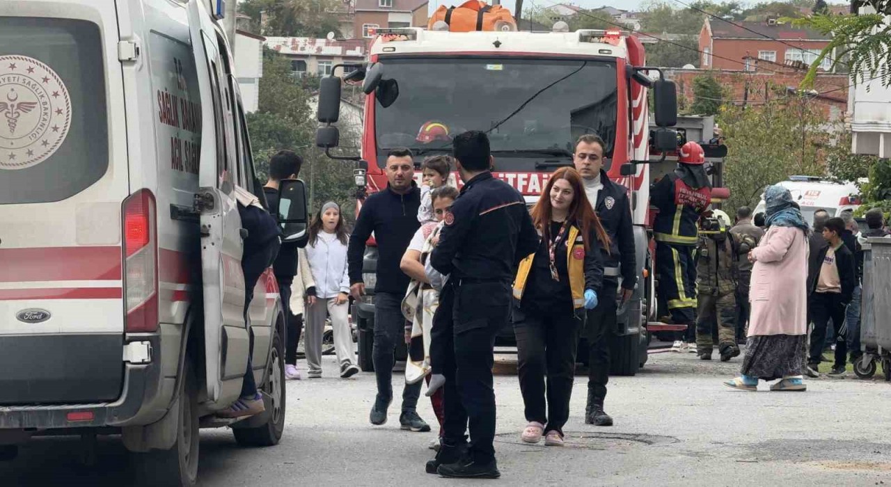 Arnavutköyde faciadan dönüldü: İtfaiye ekipleri alevlerin arasından 2 çocuğu kurtardı