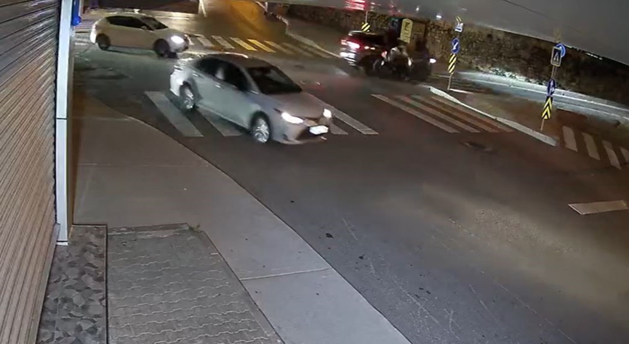 Arnavutköyde motosikletle otomobil çarpıştı: 2 yaralı