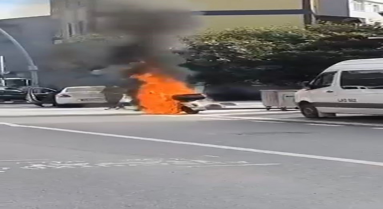 Arnavutköyde seyir halindeki motosiklet alev aldı