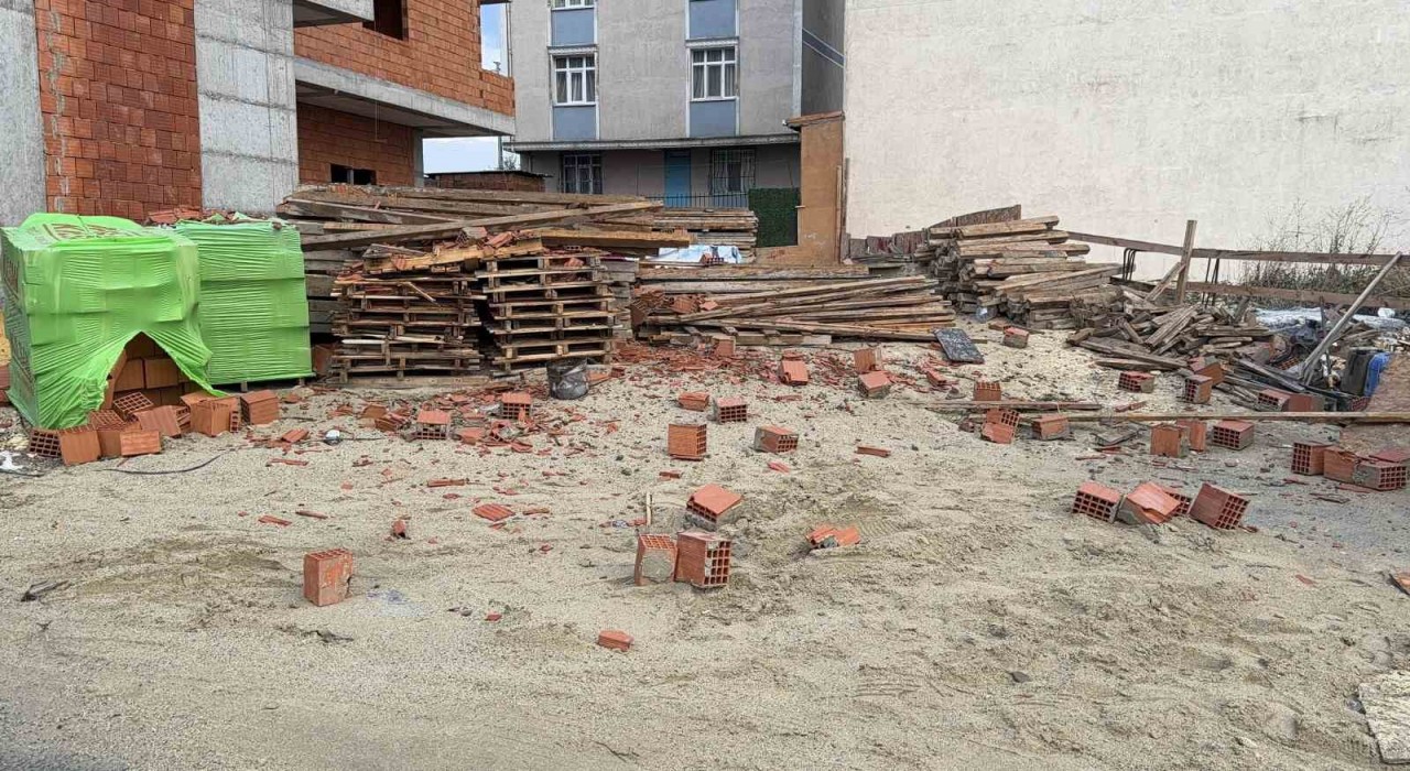 Arnavutköyde şiddetli rüzgar inşaat halindeki binanın çatısını uçurdu