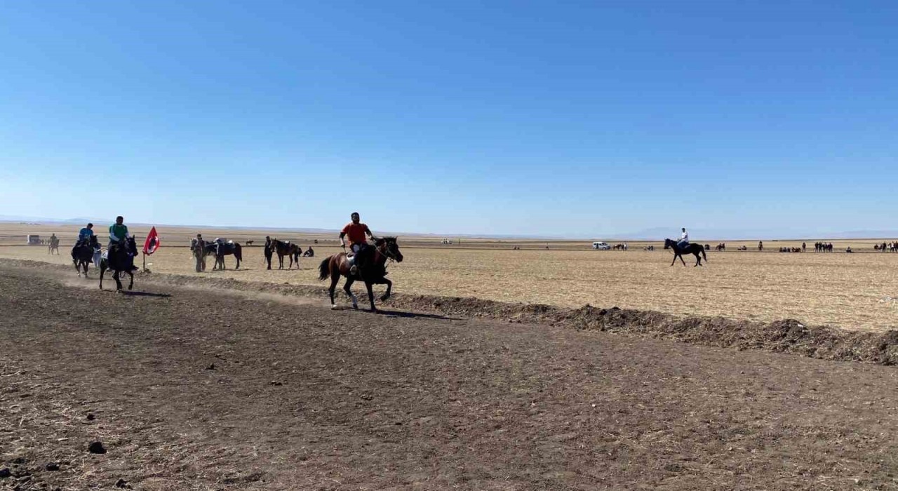 Arpaçayda 4. Geleneksel Rahvan At Yarışları yapıldı