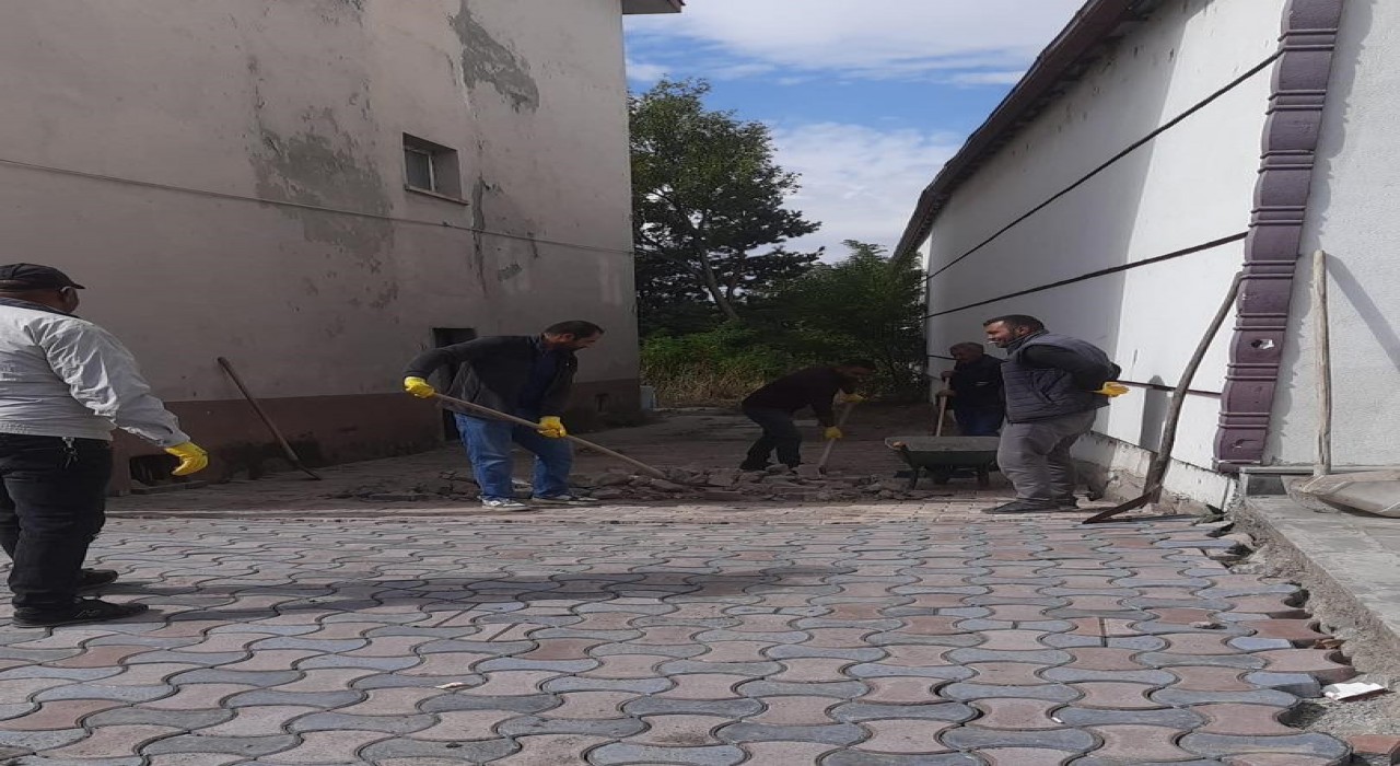 Arpaçayda kaldırımlar kilitparke taş döşeniyor