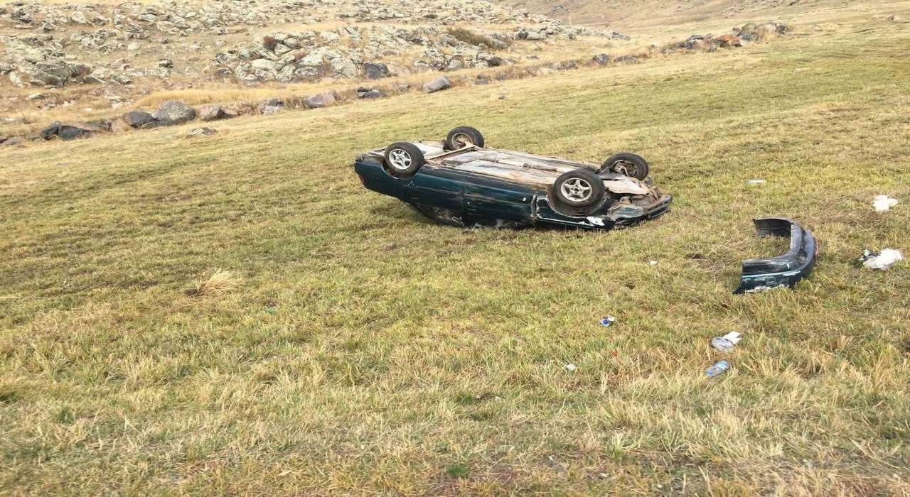 Arpaçayda yoldan çıkan otomobil takla attı