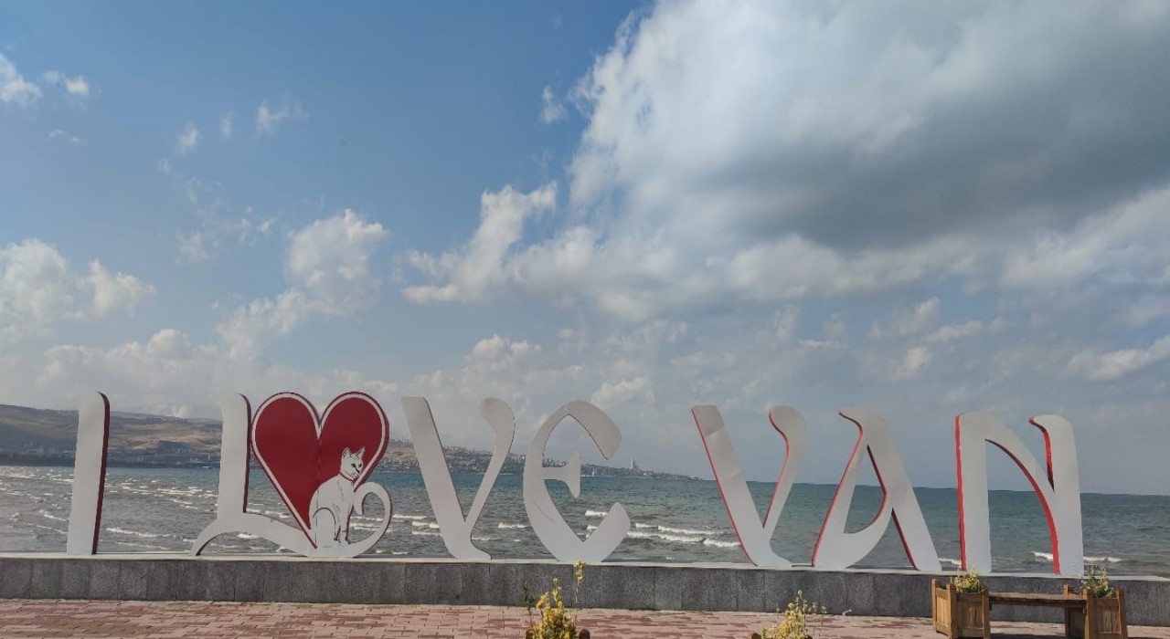 Artos Dağının zirvesine mevsimin ilk karı düştü