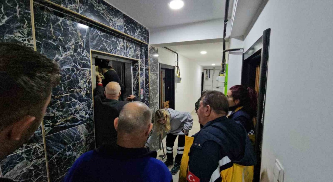 Asansörde mahsur kalan vatandaş kurtarıldı