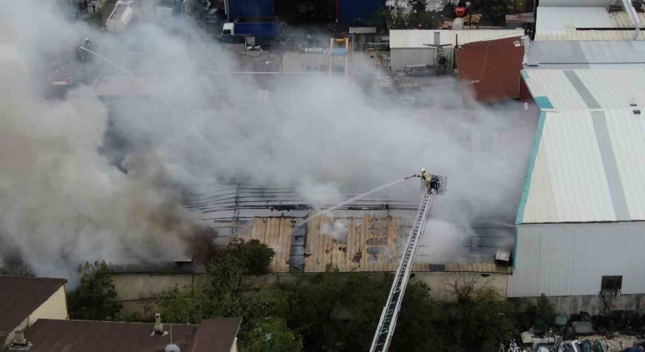 Ataşehirde fabrika yangını: 4 işçi dumandan etkilendi
