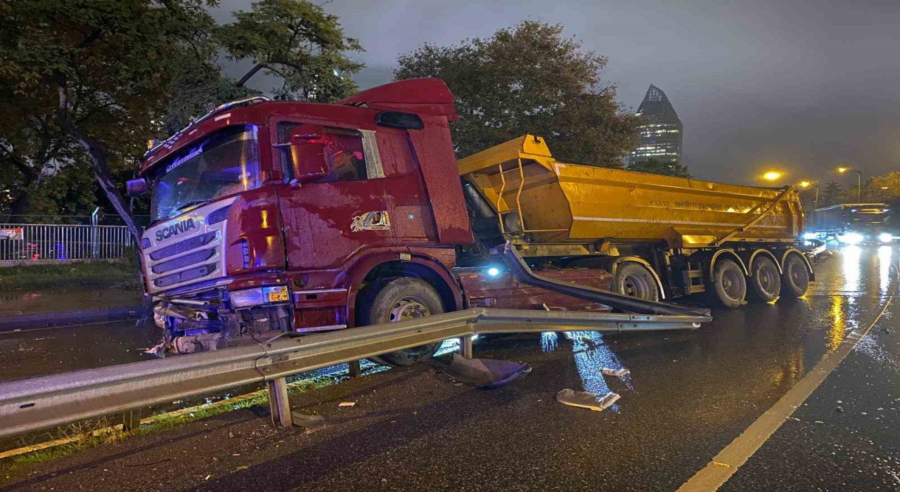 Ataşehirde kayganlaşan yolda kontrolden çıkan hafriyat kamyonu bariyerlere çarptı