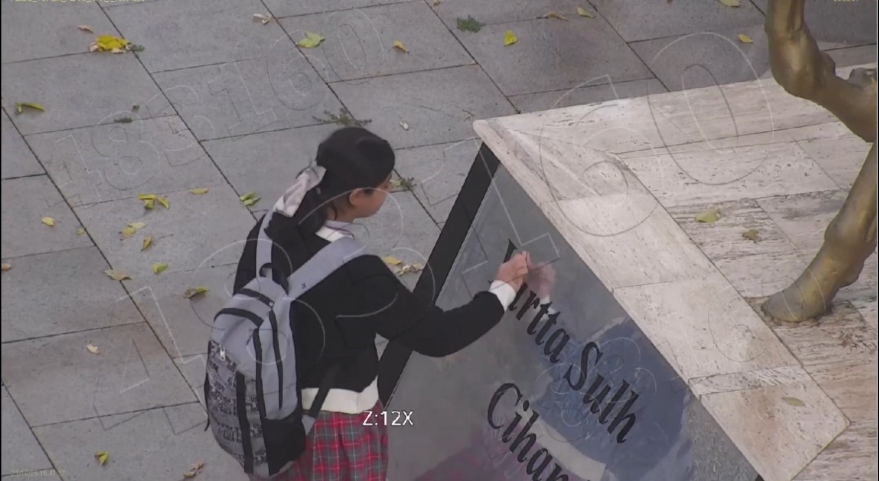 Atatürk büstünü temizleyen minik Asminin