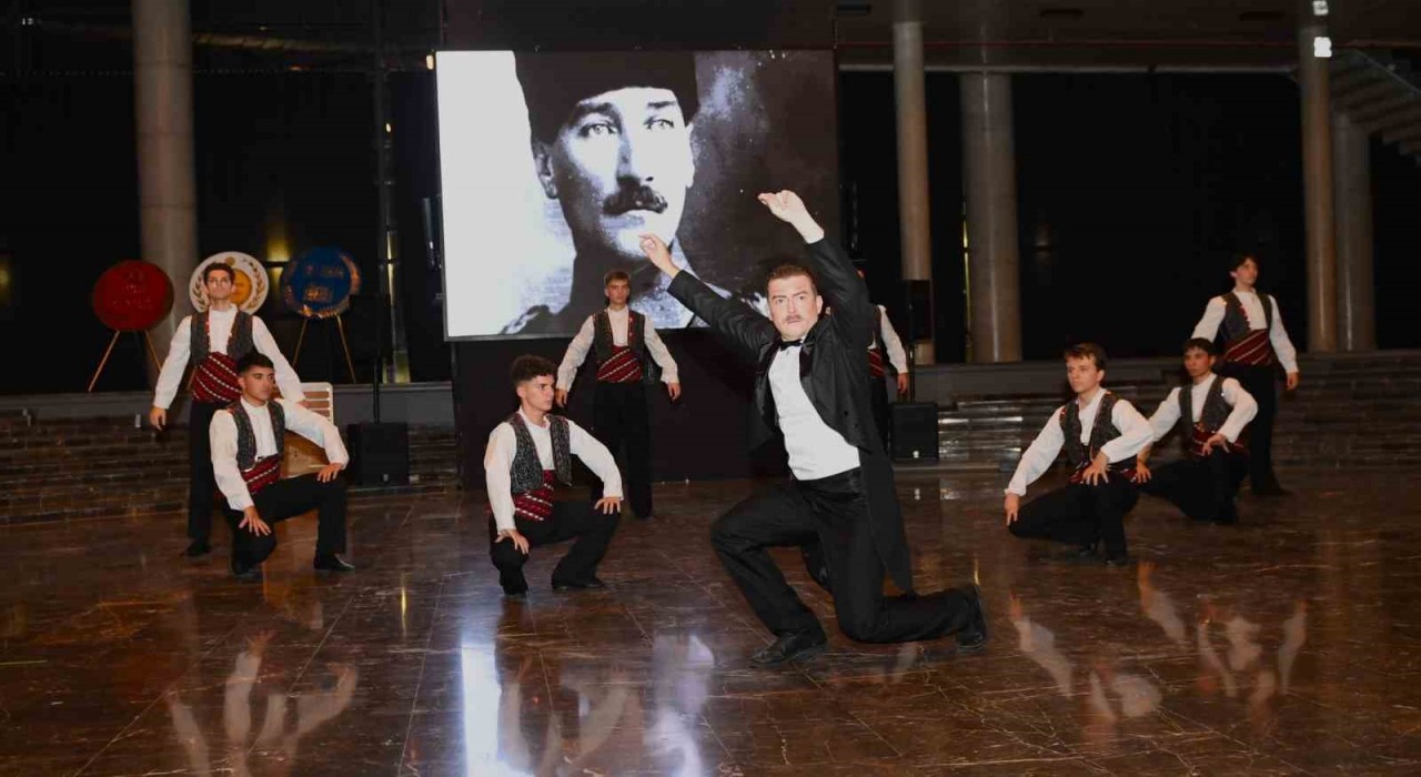 Atatürkün Bursaya gelişinin 103üncü yıl dönümü Osmangazide muhteşem gösteriyle kutlandı