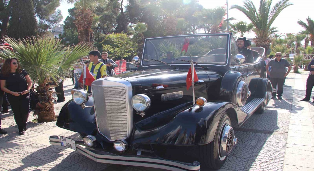 Atatürkün makam aracının aynısı Turgutluda ilgi odağı oldu