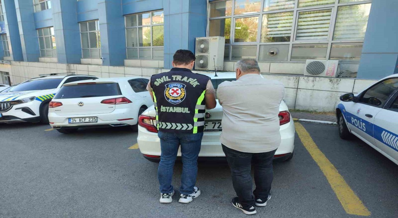 Avcılarda bir sürücü İETT otobüsünün önünü kesti: O anlar kamerada