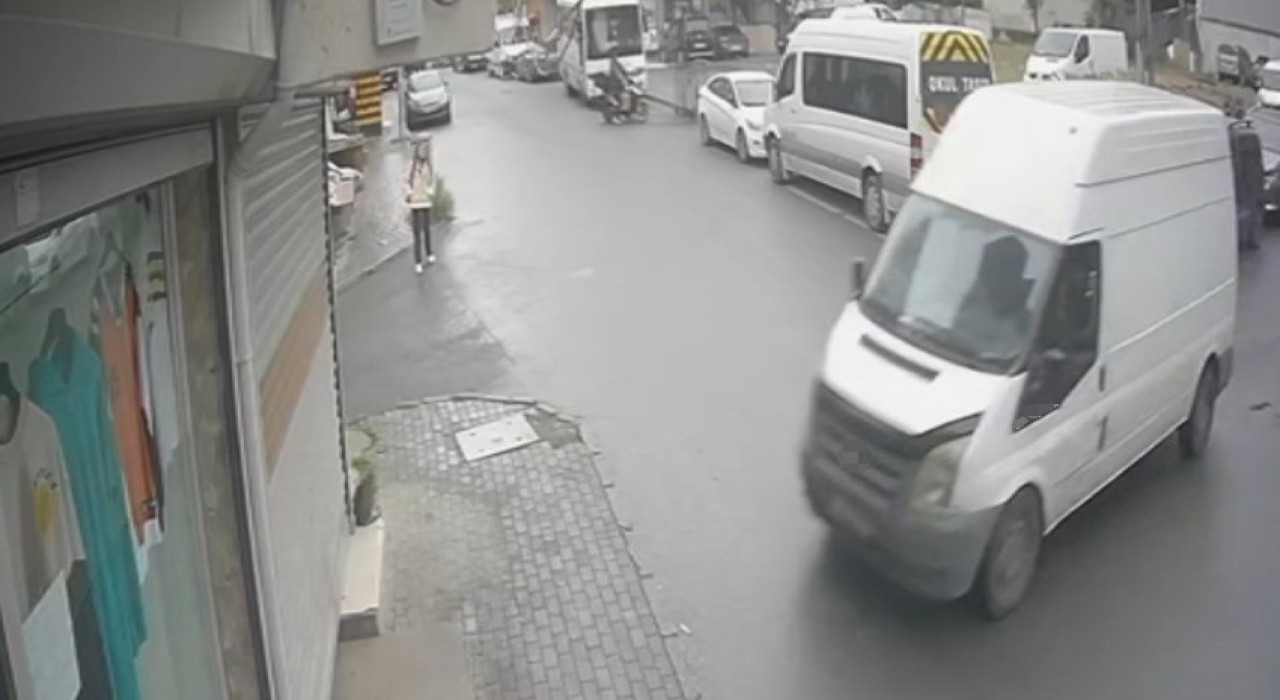 Avcılarda freni boşalan panelvan dükkana daldı: O anlar kamerada