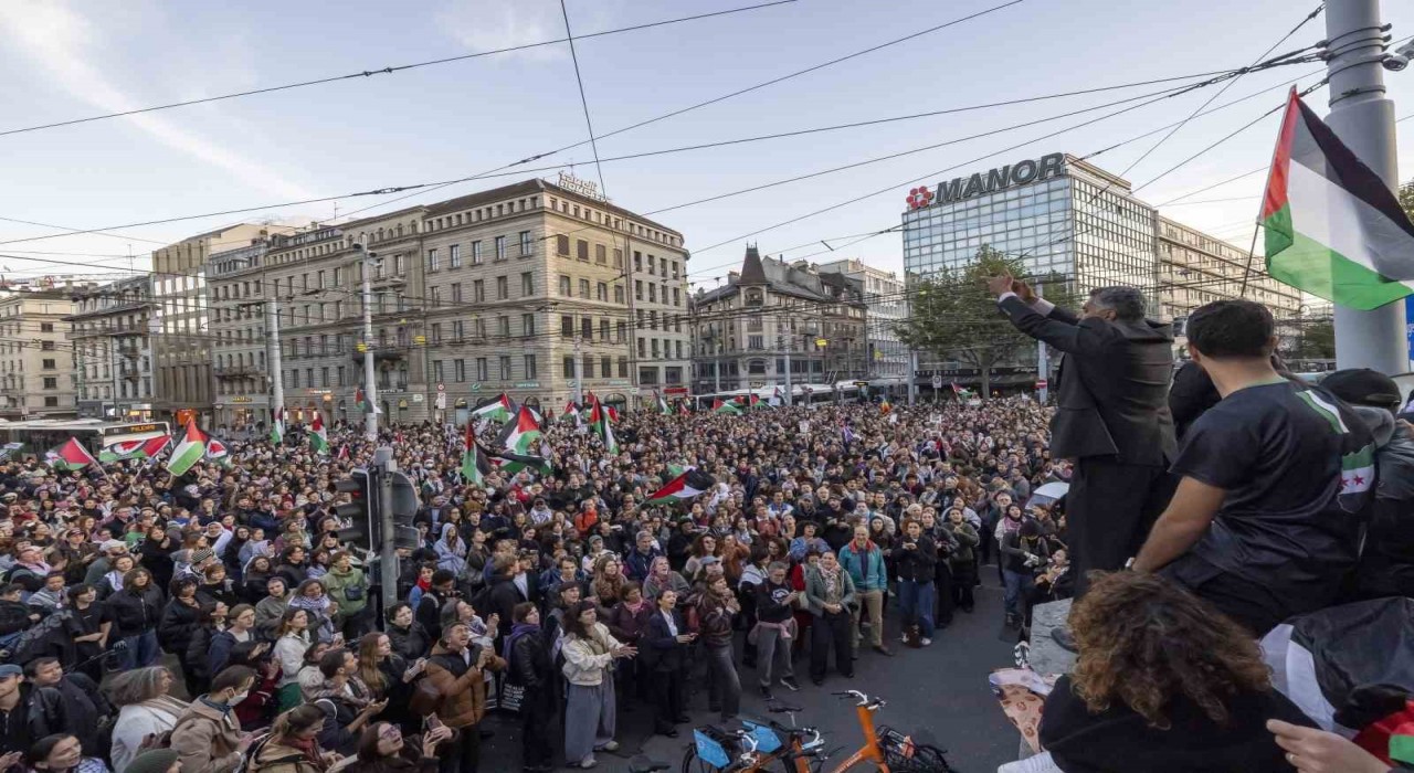 Avrupada İsrailin Küresel Sumud Filosuna müdahalesine karşı binlerce kişi sokaklara döküldü