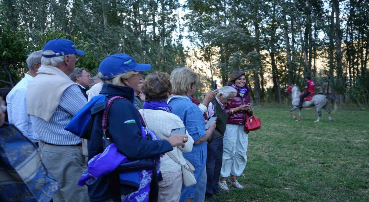 Avrupalı klasik otomobil tutkunları Bayburtta ata sporu ciride hayran kaldı