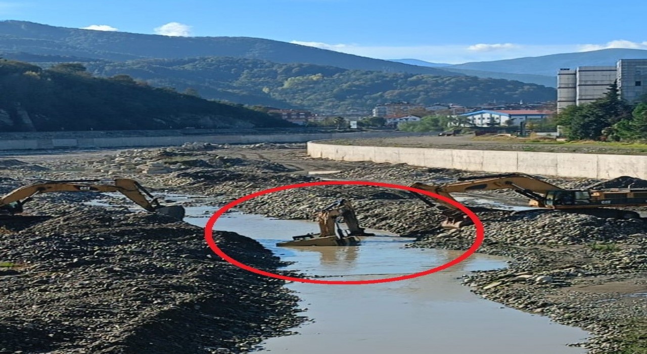 Ayancık Çayında iş makinesi suya gömüldü
