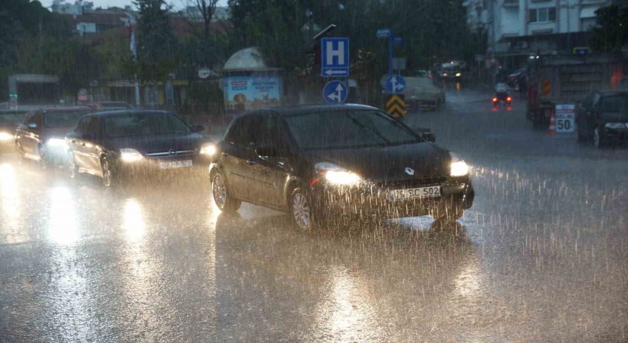 Aydında sağanak yağmur yolları dereye çevirdi