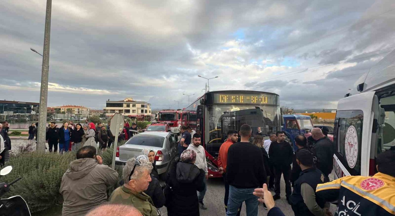 Ayvalıkta belediye otobüsü ile otomobil çarpıştı: 2 yaralı