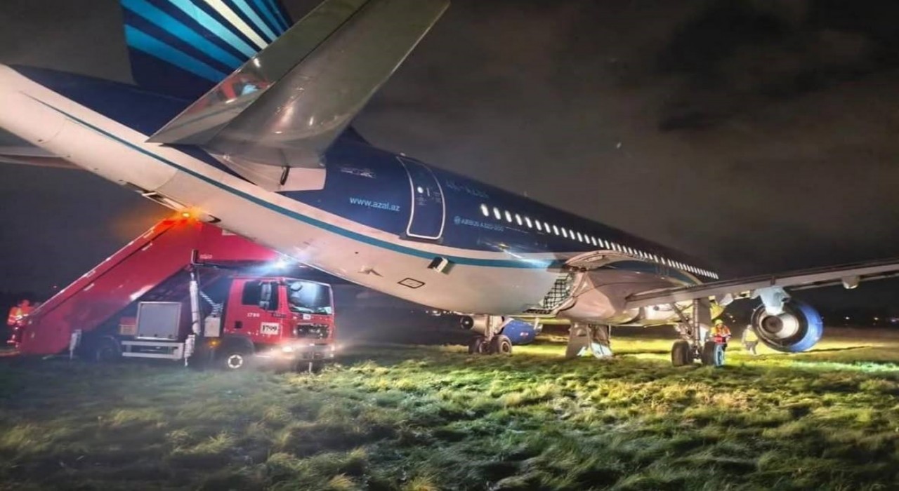 Azerbaycan Hava Yollarına ait uçak, teknik arıza nedeniyle zorunlu iniş yaptı