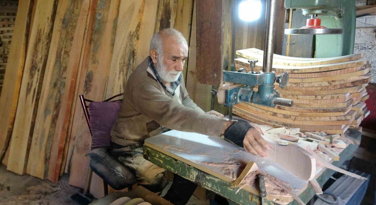 Baba mesleğini 62 yıldır sürdürüyor