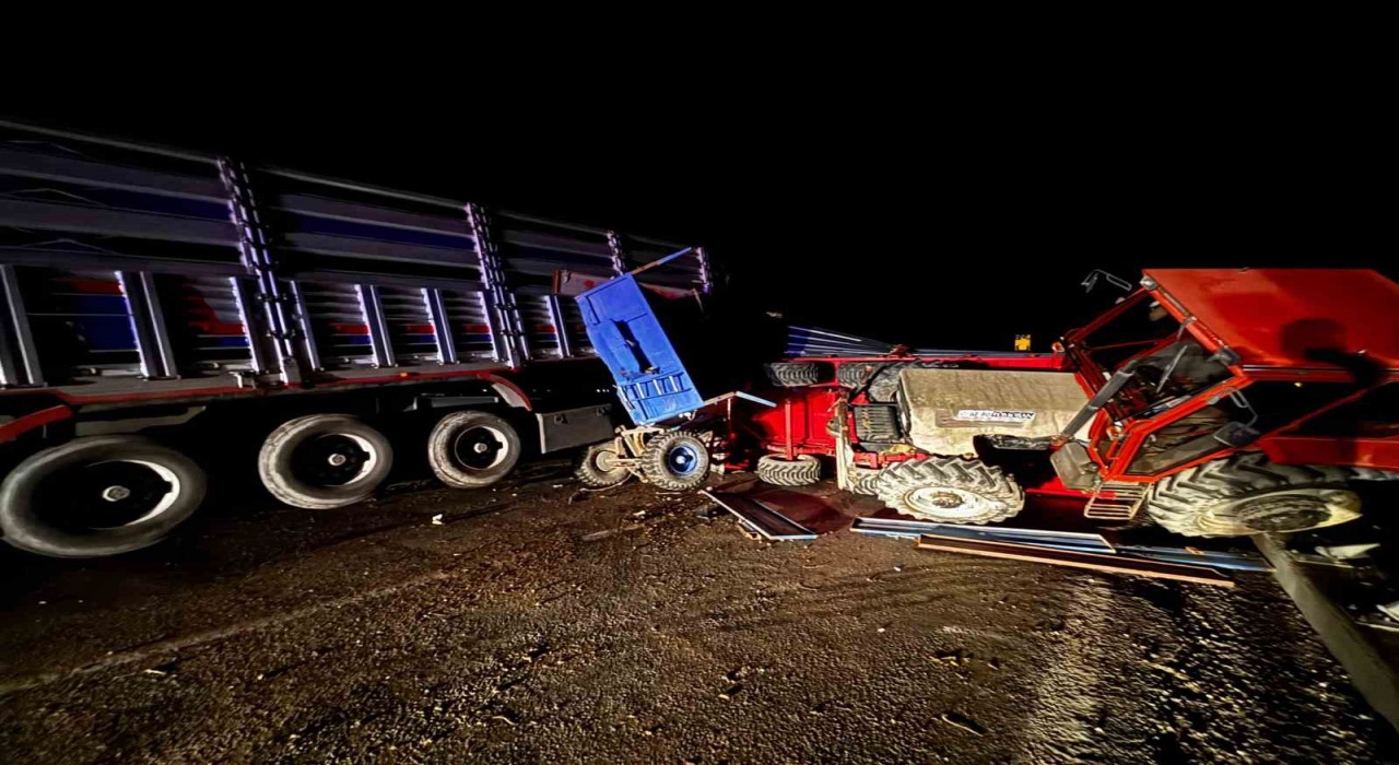 Babaeskide tır ile traktör çarpıştı, yol trafiğe kapandı