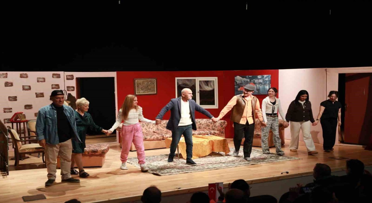 ‘Babam Geri Döndü Keçiörende tiyatro severlerle buluştu