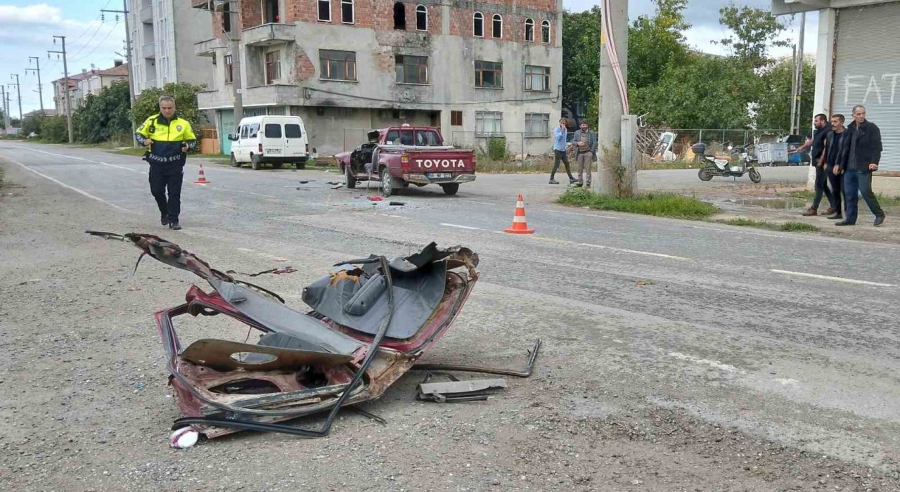 Bafrada kamyon ile pikap çarpıştı: 1 yaralı