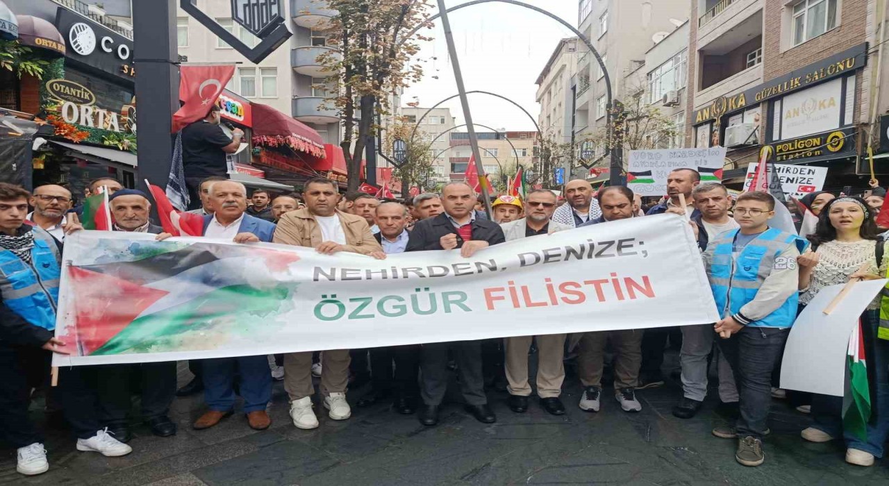 Bağcılarda Nehirden Denize Özgür Filistin yürüyüşü